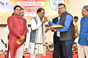 भाजपा विधायक दल की बैठक में मुख्यमंत्री श्री विष्णुदेव साय को जन्मदिन की बधाई