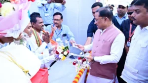 मुख्यमंत्री ने किसान सम्मेलन में बांटी खुशहाली की सौगात , शासन की योजनाओं का हितग्राहियों को मिला लाभ