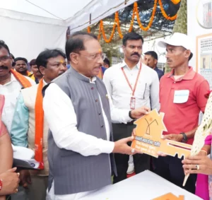 सिलगेर के माड़वी कोसा ने अपने हाथों से बनाया अपना घर, मुख्यमंत्री ने सौंपी खुशियों की चाबी 