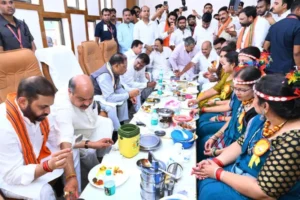 मुख्यमंत्री श्री विष्णुदेव साय ने भाजपा कार्यकर्ताओं को खिलाई भजिया और पताल की चटनी