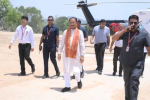 मुख्यमंत्री श्री साय ग्राम भैंसामुड़ा में अचानक पहुंचे क्रिकेट मैदान*, बच्चों के साथ खेला क्रिकेट, ग्रामीण बच्चों से किया संवाद,बच्चों को क्रिकेट किट उपलब्ध कराने के दिए निर्देश