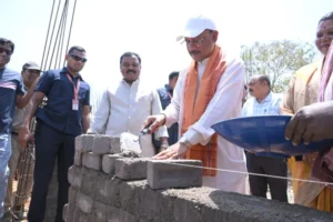 कच्ची झोपड़ी से पक्के घर तक का सपना हो रहा साकार,,मुख्यमंत्री ने ईंट जोड़कर किया श्रमदान : भैंसामुड़ा में पीएम आवास निर्माण का किया औचक अवलोकन