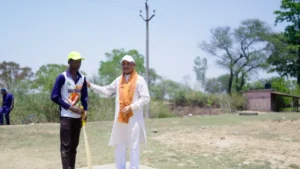 जब मुख्यमंत्री उतरे मैदान में: सुशासन तिहार में बच्चों संग खेला क्रिकेट, बढ़ाया हौसला