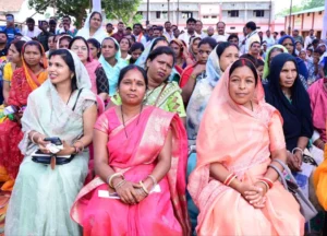 सरगुजा जिले के ग्राम सिलमा में अचानक उतरा मुख्यमंत्री श्री साय का हेलीकॉप्टर