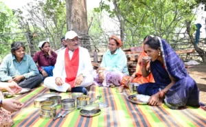 निर्माणाधीन पंचायत भवन के निरीक्षण के दौरान मुख्यमंत्री को श्रमिकों ने दिया भोजन का न्यौता: साथ बैठकर खाया बोरे बासी और आमा चटनी