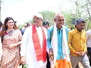 एक ग्रामीण का न्योता, मुख्यमंत्री का अपनापन – प्रधानमंत्री आवास से साकार हुआ सपना, मुख्यमंत्री ने कराया गृह प्रवेश