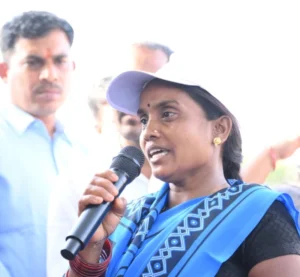 सुशासन तिहार: सरोधी की चौपाल में दिखी बदलाव की कहानी,महतारी वंदन योजना से सशक्त हुई केकती बाई की जिंदगी