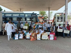 डीजल-पेट्रोल की बढ़ती कीमतों पर कांग्रेस का हल्ला बोल, पेट्रोल पंप पर जमकर प्रदर्शन