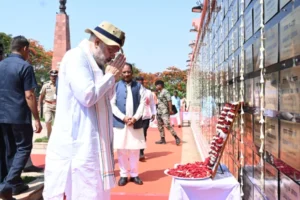 केंद्रीय गृहमंत्री श्री अमित शाह ने अमर वाटिका में शहीदों को दी श्रद्धांजलि, परिजनों से की आत्मीय मुलाकात*