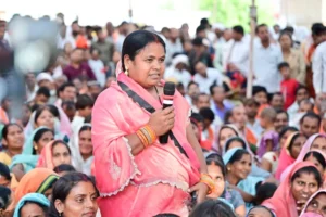 मुख्यमंत्री श्री विष्णु देव साय ने बरगद के पेड़ के नीचे लगाई चौपाल, सुनी ग्रामीणों की समस्याएं
