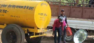 सुशासन तिहार शिविर मे आम जनता बेहाल: पानी के लिए नहीं मिले गिलास-डिस्पोजल, VIP को मिली बंद बॉटल और पानी पाउच सुविधा, तेंदुपत्ता सीजन मे फीका पड़ा आयोजन