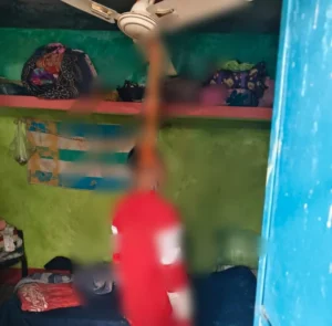 घर के अंदर फंदे पर लटका मिला 19 वर्षीय युवक, बंद कमरे में मिला शव, क्षेत्र में शोक की लहर