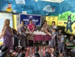 सार्थक फाउंडेशन ने प्राथमिक शाला सरखोर के बच्चों को बांटे रेनकोट, शिक्षा में बाधा न आने का दिया संदेश