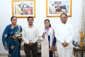 राष्ट्रमंडल खेलों की रजत पदक विजेता ज्ञानेश्वरी यादव का मुख्यमंत्री निवास में भव्य स्वागत