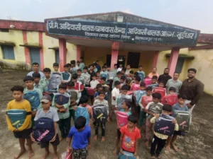 केंंदा में 70 आदिवासी विद्यार्थियों को बांटे गए स्कूल बैग