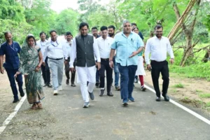 पीएम जनमन आवास के हितग्राहियों से मिले प्रभारी मंत्री श्री राजेश अग्रवाल