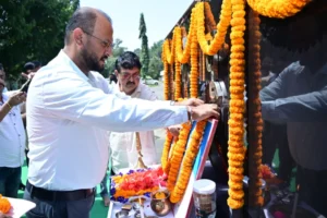 गांधी जयंती पर कलेक्ट्रेट परिसर में गूंजे बापू के प्रिय भजन  कलेक्टर विजय दयाराम के. ने महात्मा गांधी एवं लाल बहादुर शास्त्री को किया नमन