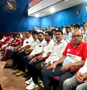 स्कूली बच्चों के साथ जिला शिक्षा अधिकारी ने देखी ‘हनुमान अंश’ फिल्म, शिक्षा विभाग ने की निःशुल्क व्यवस्था