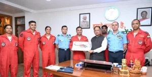 मुख्यमंत्री श्री विष्णु देव साय से भारतीय वायु सेना की सारंग हेलीकॉप्टर डिस्प्ले टीम ने की सौजन्य मुलाकात*